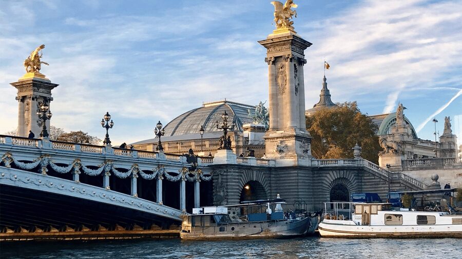 Paris: Champagne Tasting Cruise Departure from Eiffel Tower - Practical tips for a smoother hour