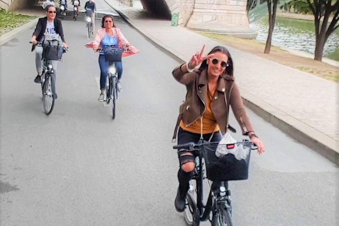 Paris: Charming Nooks and Crannies Bike Tour - Finding the group at Hôtel de Ville