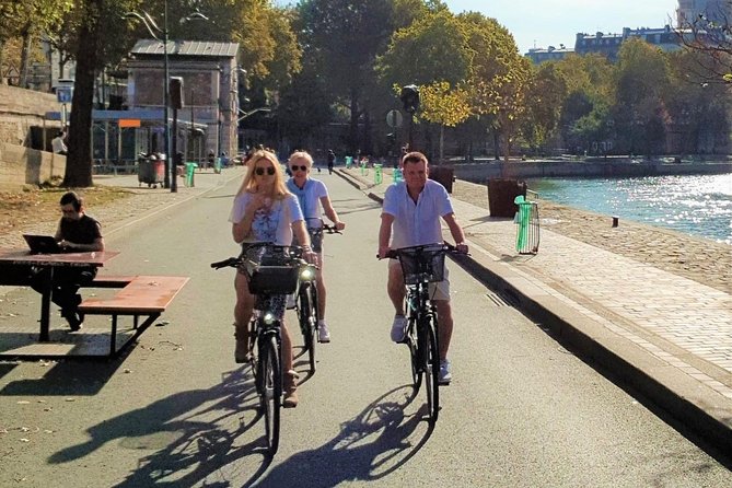 Paris: Charming Nooks and Crannies Bike Tour - A riverside pause between the two banks