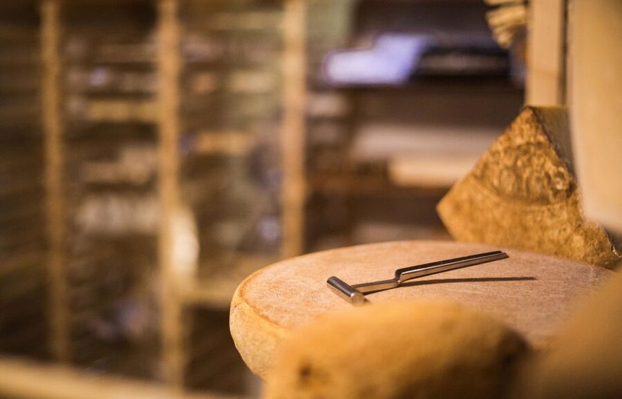 Paris: Cheese and Wine Class in a 17th Century Cellar - What happens during the 90-minute class