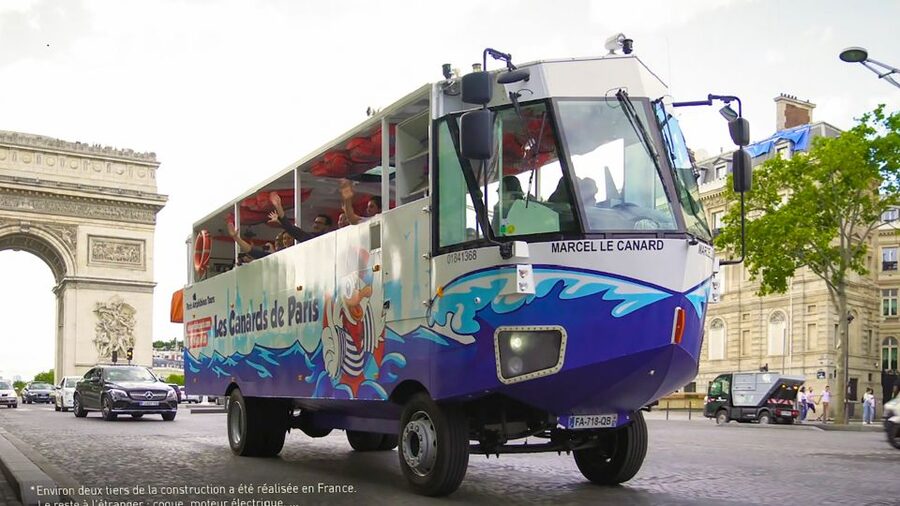 Paris: City and River Seine Tour on an Amphibious Bus - Guides who keep the commentary moving