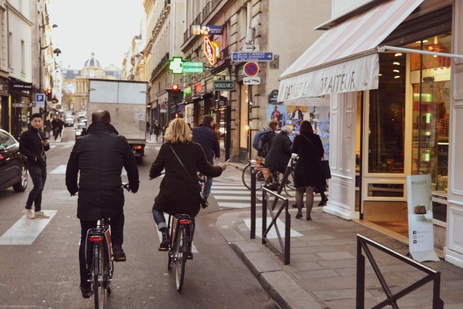 Paris: City Bike Tour on a Dutch Bike - A short pause beside the Seine
