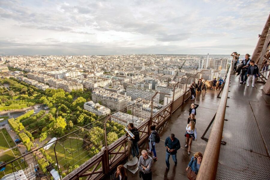 Paris: City Tour by Bus with Eiffel Tower & Optional Summit - The Louvre Palace in lights