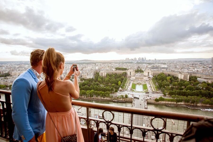 Paris: City Tour by Bus with Eiffel Tower & Optional Summit - Meeting the Paris City Vision representative