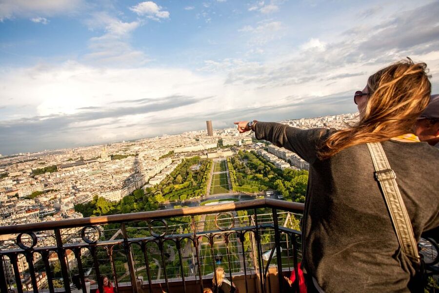 Paris: City Tour by Bus with Eiffel Tower & Optional Summit - Seeing the Champs-Élysées after dark