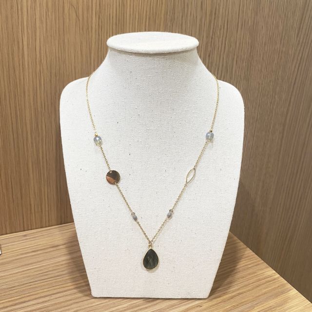 Paris: Create Your Own DIY Jewelry Souvenir Workshop - The first stage: choosing beads, stones, and chains