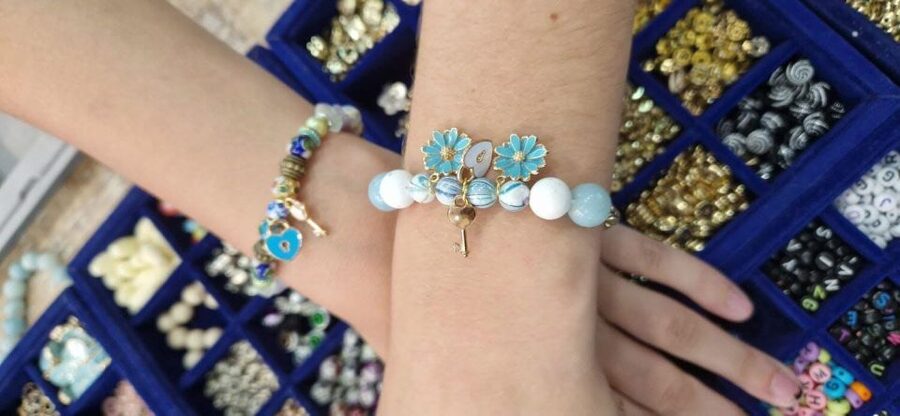 Paris: Custom Souvenir Bracelet Workshop - Location, language, and timing