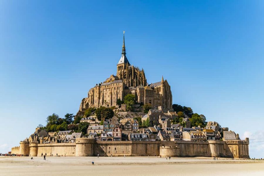 Paris: D-Day Landmarks and Mont Saint-Michel Guided Tour - Omaha Beach and the morning D-Day stop