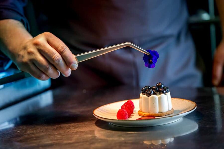 Paris: Dinner Cruise on the Seine and Eiffel Tower 2nd floor - Who will enjoy this Paris evening