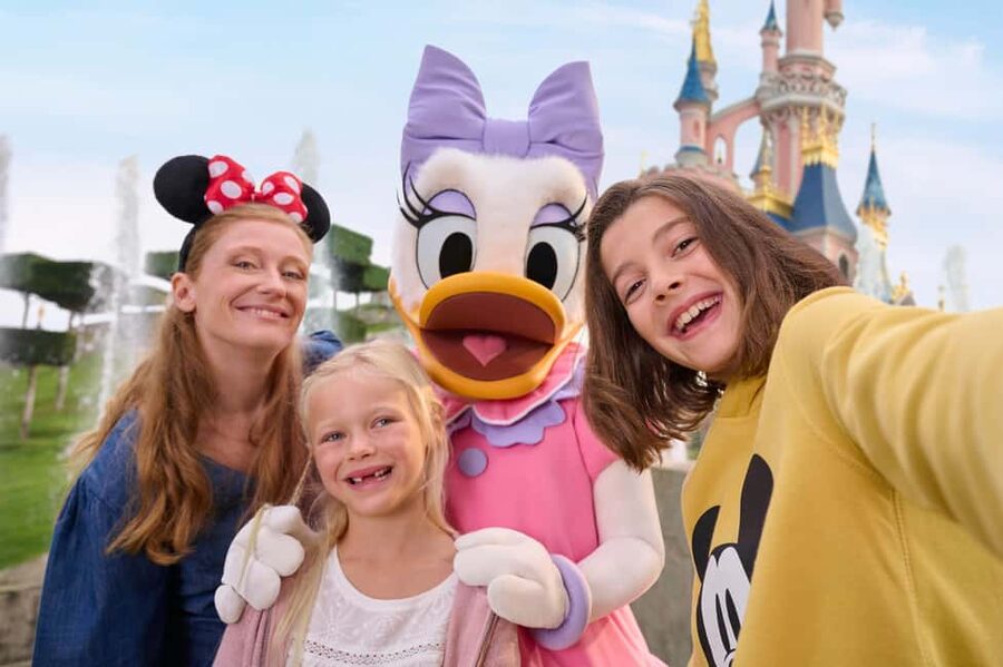 Paris: Disneyland Paris Ticket with Transfer - What this Disneyland Paris package really gives you