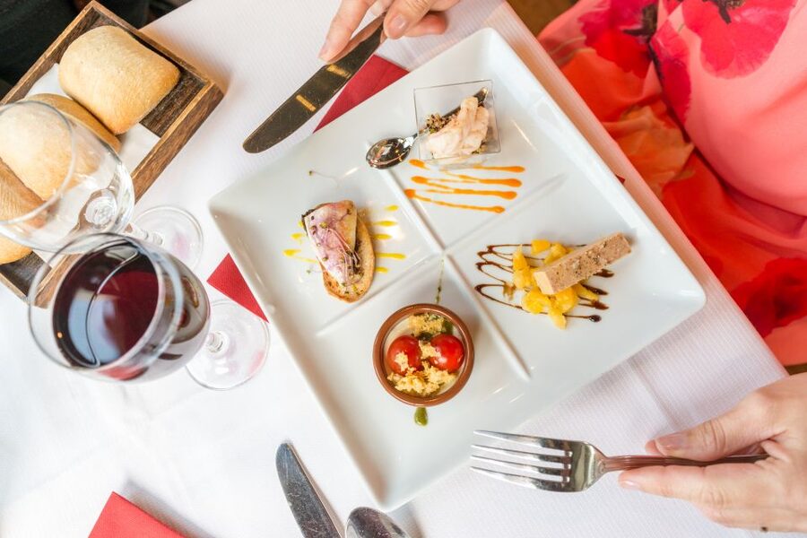 Paris: Early Evening Dinner Cruise on the River Seine - What the $100 price really buys you