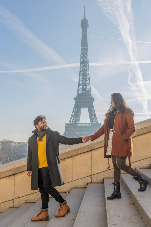 Paris: Eiffel Area Private Photoshoot - Walking from the street to Pont de Bir-Hakeim