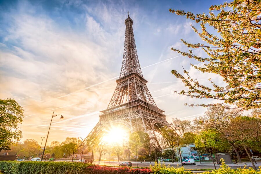 Paris: Eiffel Tower Dinner Cruise with a Moulin Rouge Show - Food, seating, and the small compromises