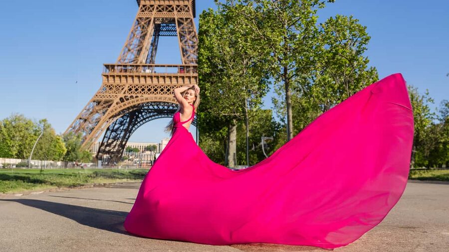 Paris: Eiffel Tower Flying-Dress Photoshoot jonadress - Pont d’Iéna and the Eiffel Tower frame