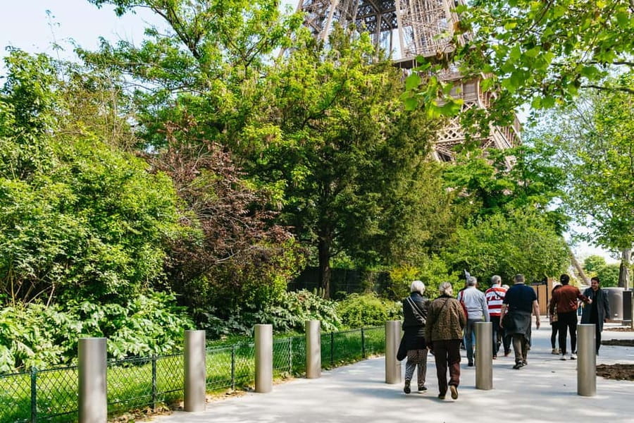 Paris: Eiffel Tower Fully Guided Tour with Summit Option - Does the guided format improve the visit?