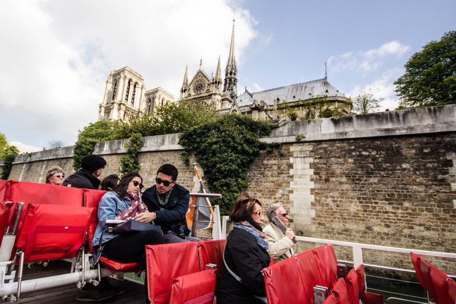 Paris: Eiffel Tower Hosted Tour, Seine Cruise and City Tour - What the guides add to the day