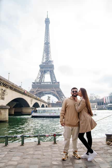Paris: Eiffel Tower Photoshoot with a Professional - Why posing help makes such a difference