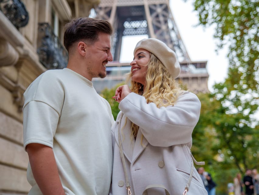 Paris: Eiffel Tower Photoshoot with a Professional - Retouching and delivery of the finished images