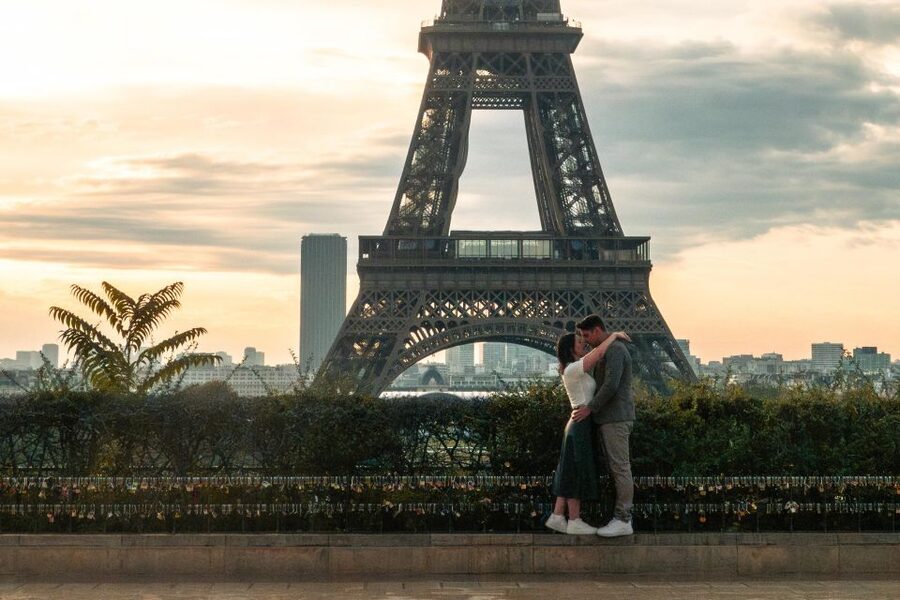 Paris: Eiffel Tower Private Professional Photoshoot - Posing help for beginners