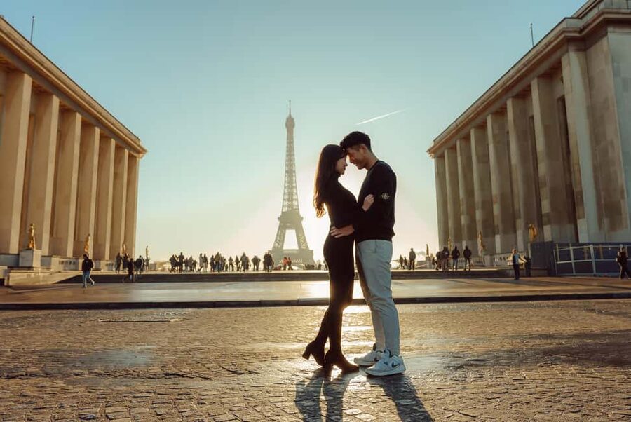 Paris: Eiffel Tower Street Photoshoot - What Happens During the First 15 Minutes