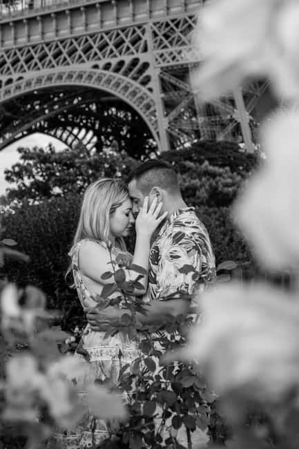 Paris: Eiffel Tower Street Photoshoot - The Eiffel Tower Viewpoint and Photo Stop