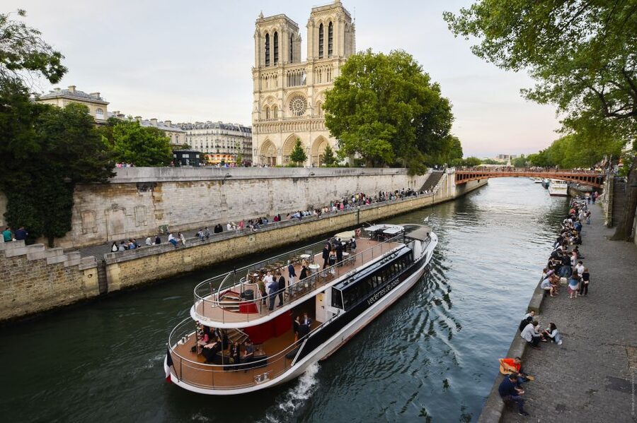 Paris: Eiffel Tower Tour & Seine River Cruise Tour - One hour on the Seine