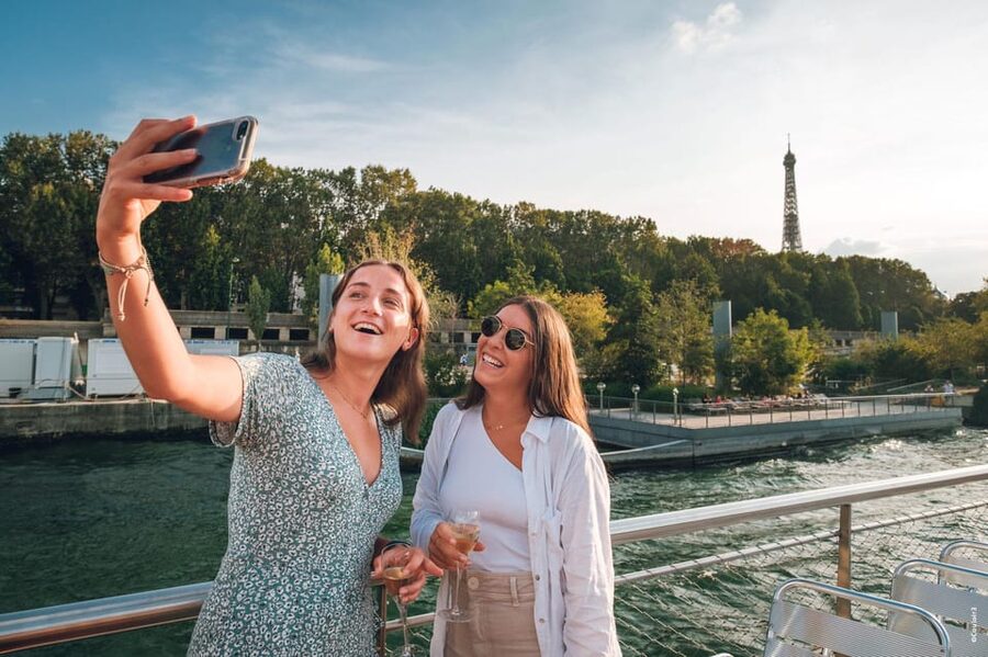 Paris: Evening River Cruise with Music - Why Paris is especially good from the Seine at night