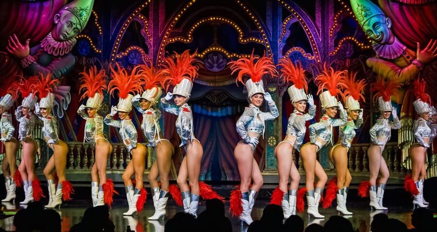 Paris: Evening Sightseeing Tour and Moulin Rouge Show - Champagne, seating, and the cabaret room