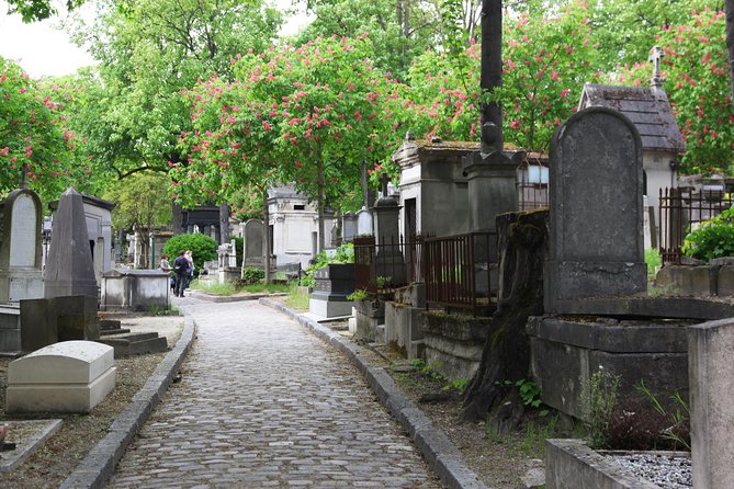 Paris: Famous Graves of Pere Lachaise Cemetery Guided Tour - What makes the guides important