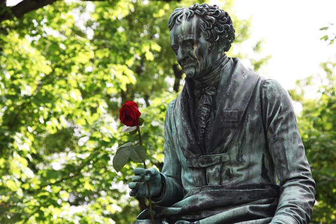 Paris: Famous Graves of Pere Lachaise Cemetery Guided Tour - Walking into the 110-acre cemetery