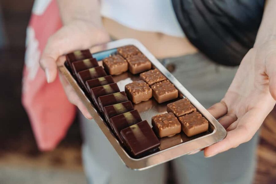 Paris: Food and Wine Tasting Walking Tour in Le Marais - Chocolate and macarons from a master chocolatier