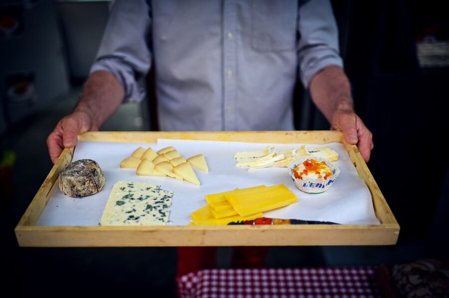 Paris: Food Tour in Le Marais with Tastings - Bread, cheese, wine, and the Jim Morrison stop