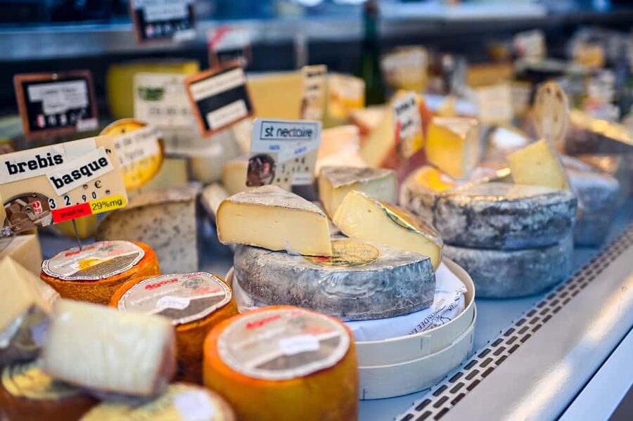 Paris: Food Tour in Le Marais with Tastings - Walking through medieval Le Marais