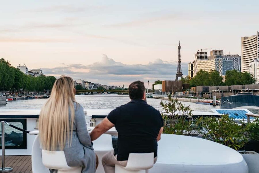 Paris: Gourmet Dinner Cruise on Seine River with Live Music - Key points to know before booking