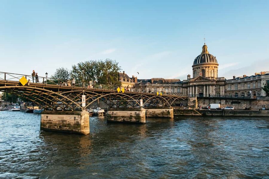 Paris: Gourmet Dinner Cruise on Seine River with Live Music - Following the Seine from the Statue of Liberty to Notre-Dame
