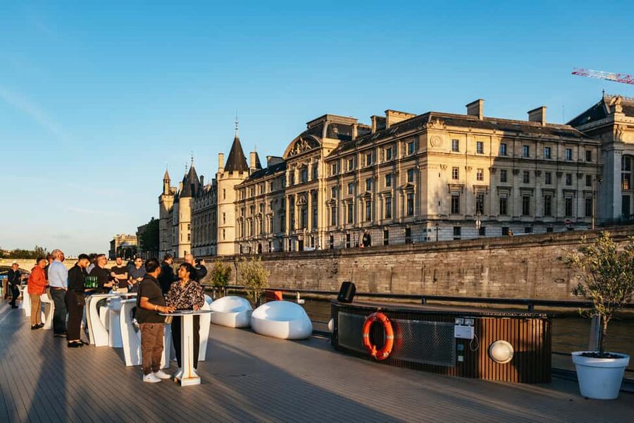 Paris: Gourmet Dinner Cruise on Seine River with Live Music - Live singers first, DJ later