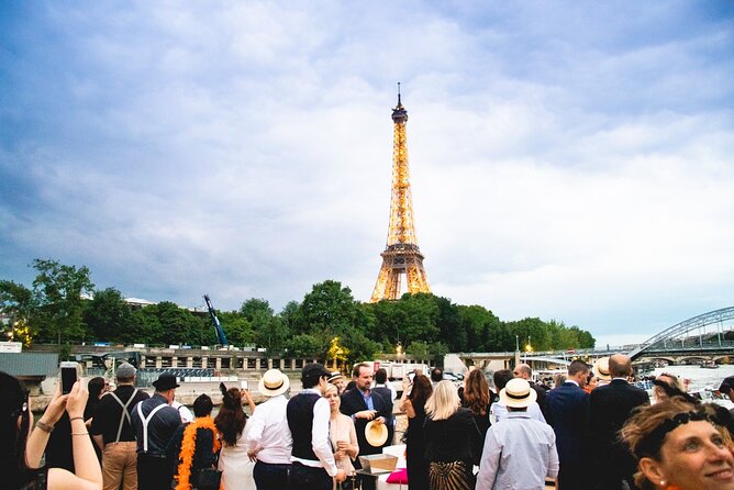 Paris Gourmet Dinner Seine River Cruise with Singer and DJ Set - The Louvre, Musée d’Orsay, and Parisian bridges
