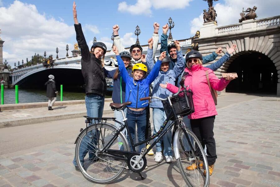 Paris: Guided bike tour - Greatest monuments of the capital - Crossing Île de la Cité and Île Saint-Louis