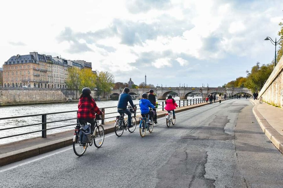 Paris: Guided bike tour - Greatest monuments of the capital - Following the Seine past museums and bridges