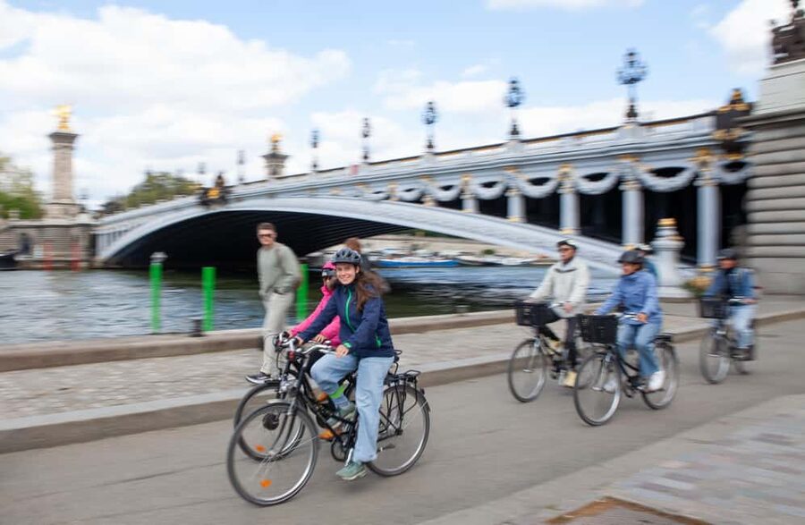 Paris: Guided bike tour - Greatest monuments of the capital - What the guide adds to the ride