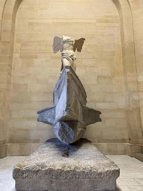 Paris: Guided tour in PORTUGUESE at the Louvre-semi-private - The Louvre’s famous ladies