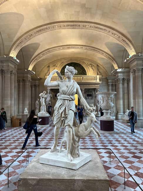 Paris: Guided tour in PORTUGUESE at the Louvre-semi-private - French royal jewels and rooms of royal display