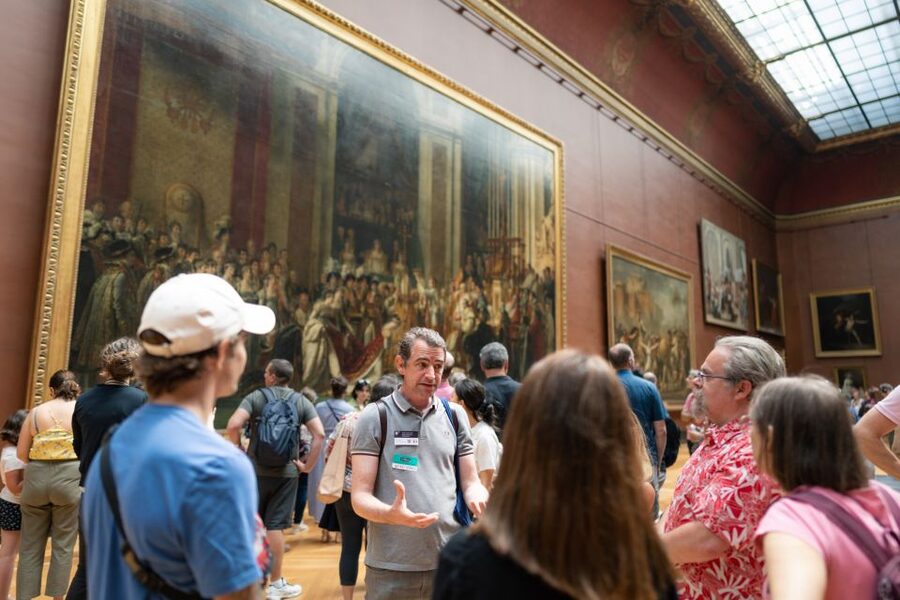 Paris: Guided Tour of the Must-Sees of the Louvre Museum - The Louvre’s royal corridors and grand setting