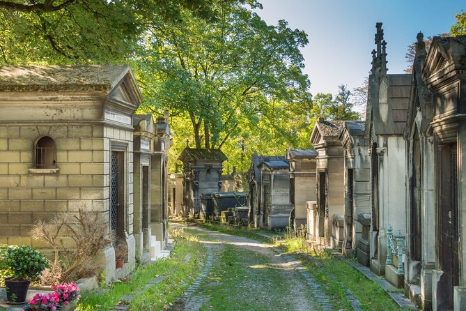 Paris: Haunted Père Lachaise Cemetery Guided Tour - Famous residents: Morrison, Wilde, Piaf, Chopin, and Proust