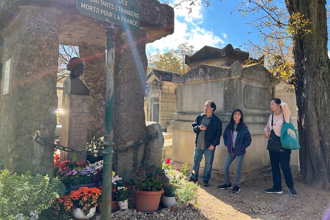 Paris: Haunted Père Lachaise Cemetery Guided Tour - What the two-hour walk feels like