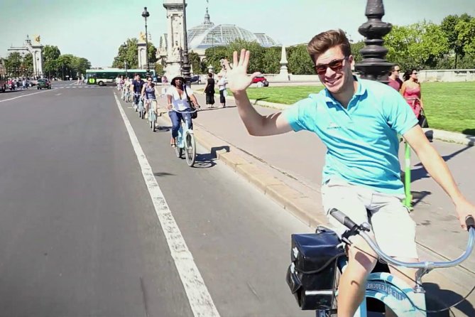 Paris Highlights Bike Tour: Eiffel Tower, Louvre and Notre-Dame - Key points at a glance