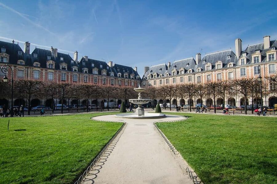 Paris Highlights Full Day Tour - What the guides add
