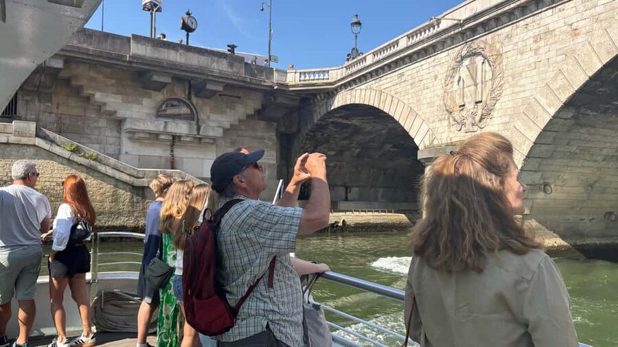 Paris: Hop-On Hop-Off Seine Cruise Pass with 9 Stops - Jardin des Plantes and Hôtel de Ville