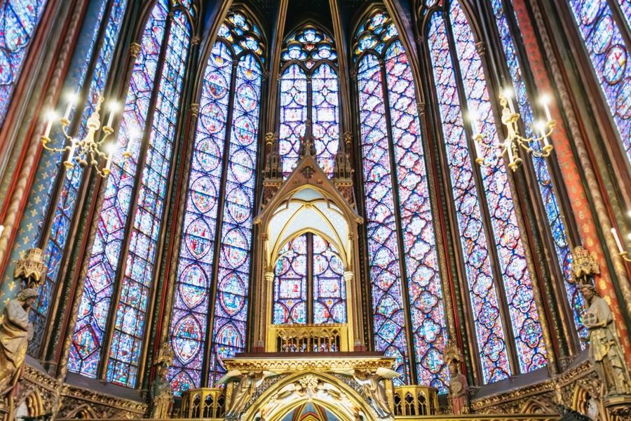 Paris: Ile de la Cité Walking Tour with Sainte-Chapelle - A short walk through the flower market