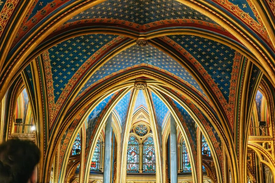 Paris: Ile de la Cité Walking Tour with Sainte-Chapelle - Walking through the Conciergerie’s palace and prison